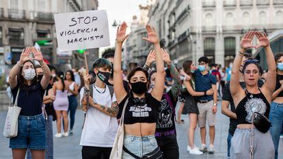 Varias personas en una concentración contra la violencia de género, el 6 de agosto de 2021, en la Puerta del Sol (Madrid).