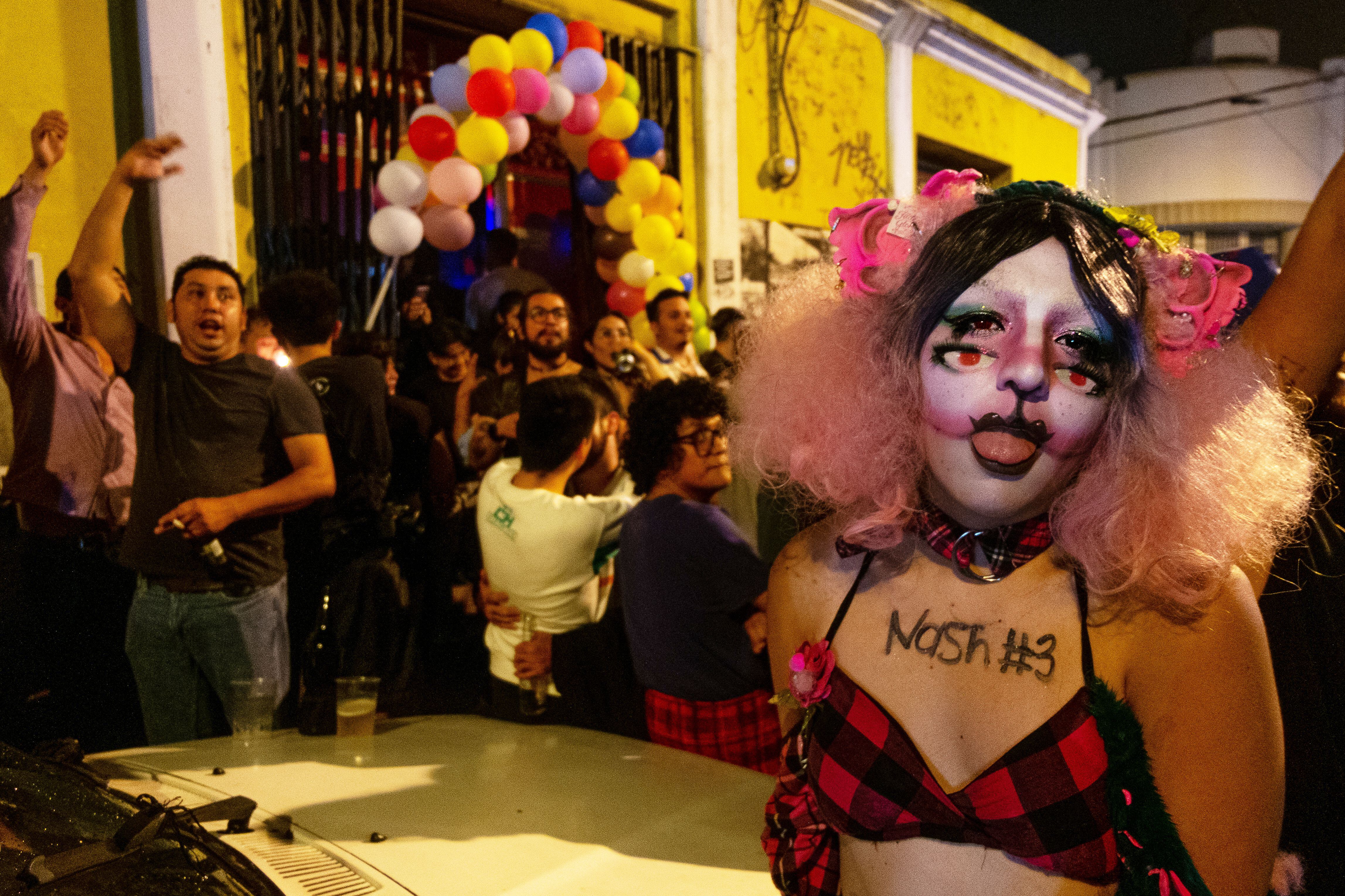 Una 'drag queen' en el exterior del bar Shai Wa, en Ciudad de Guatemala.