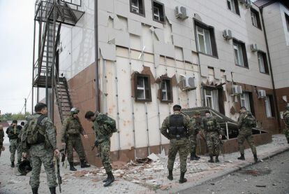 Agentes de policía, junto al Parlamento de Chechenia tras repeler el ataque de tres suicidas.