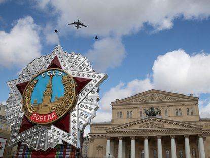 Aviones militares rusos sobrevuelan el Teatro Bolshói, en Moscú.