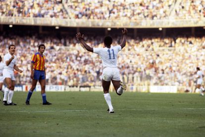 Laurie Cunningham celebra un gol durante un partido de Liga entre el Real Madrid y el Valencia en el Santiago Bernabéu.