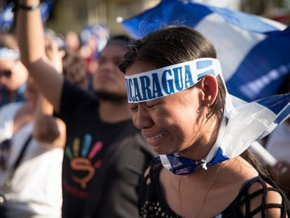 Una joven llora durante una protesta en abril de 2018, en Managua.