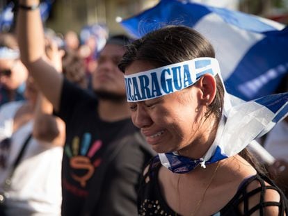 Una joven llora al escuchar el himno nacional de Nicaragua durante una protesta en abril de 2018, en Managua.