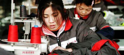 Trabajadoras de una f&aacute;brica textil en China.