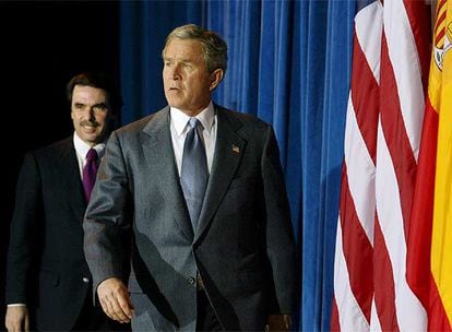 El presidente del Gobierno español, José María Aznar, y el mandatario estadounidense, George W. Bush, antes de la rueda de prensa conjunta que ofrecieron tras la reunión de ambos en el rancho de Crawford, Tejas, el 22 de febrero de 2003, y en la que Bush avisó a Aznar de que iría a la guerra en marzo con o sin resolución de la ONU.