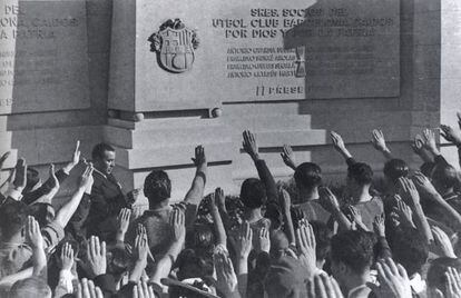 Inauguració del monument als caiguts durant la Guerra Civil, situat a l'exterior de la tribuna del camp de les Corts, el 18 de juliol del 1939.