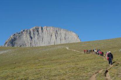 Un grupo de senderistas con el perfil del monte Olimpo (Grecia) al fondo.