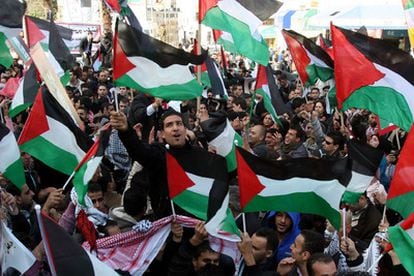 Jóvenes palestinos se manifiestan ayer en Ramala.