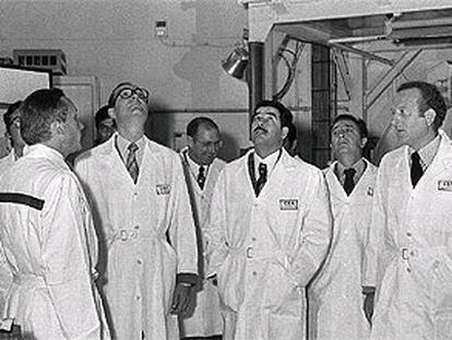 Chirac (con gafas) acompaña a Sadam (con bigote) en el recorrido de una planta nuclear francesa, en 1975.