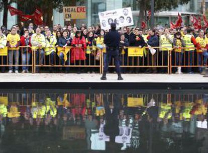 Concentración ante el Palacio de Congresos de Valencia, donde Rajoy participaba en un acto.