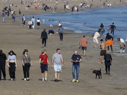 Un gran número de personas pasea por la playa de la Malvarrosa de Valencia este miércoles, en el que se esperaba una máxima de 22 grados y el jueves, de 26.