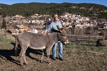 Teresa Laguna, vecina de Olba, en compañía de su burro, este lunes, un día después de volver a la población de Teruel tras ser desalojada.