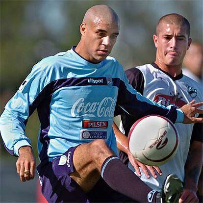 Diogo controla el balón en un partido con el River Plate.