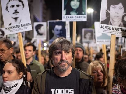 Manifestantes en una marcha por los 197 desaparecidos durante la dictadura cívico-militar (1973-1985), en Montevideo en junio de 2023.