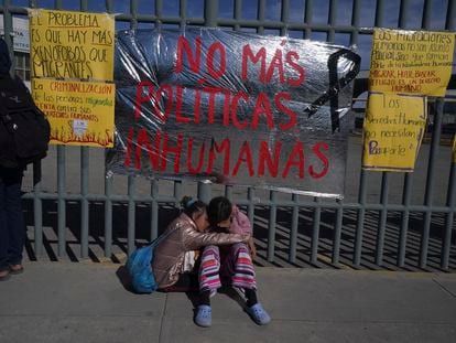 Dos jovenes venezolanas se abrazan fuera del centro de detención donde decenas de migrantes perdieron la vida, el pasado martes en Ciudad Juárez (México).