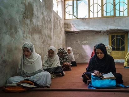 Niñas en una madrasa (escuela coránica) en Kandahar, Afganistán, el pasado 27 de octubre.