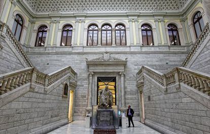 En su entrada principal, de estilo neohelenista, la Biblioteca Nacional (BNE) acoge a un huésped de honor: don Marcelino Menéndez Pelayo. Además de filólogo, poeta, historiador, el santanderino fue director de la BNE entre 1898 y 1912.