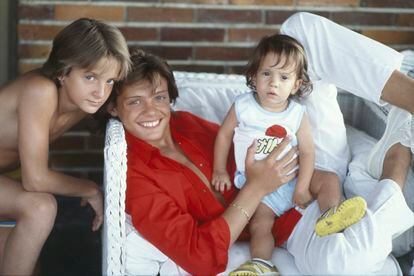 Luis Miguel, posa de adolescente para un retrato con sus hermanos Alejandro y Sergio, en 1985.