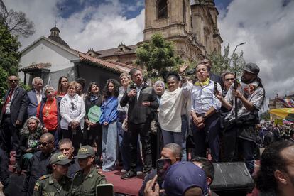 Gustavo Petro da un discurso durante la manifestación masiva que apoya sus reformas políticas, en Bogotá, el 7 de Junio.