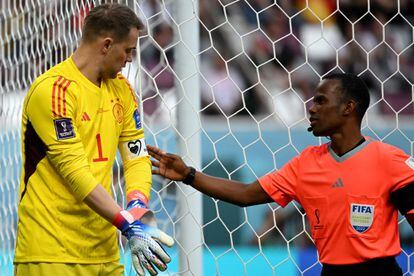 El árbitro asistente comprueba el brazalete de capitán de Neuer antes del comienzo del partido entre Alemania y Marruecos. 
