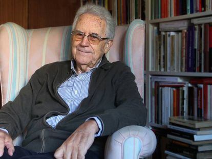 El historiador Santos Juliá, en el despacho de su casa en Madrid, en 2017.