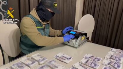 Parte de los 200.000 euros en múltiples divisas incautados en los 23 registros a la trama mafiosa de El Bubu del Campo de Gibraltar.