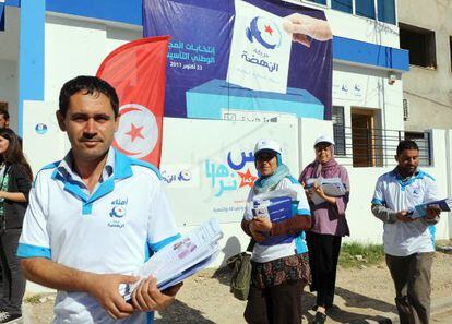 Miembros del partido islamista Ennnahdha distribuyen panfletos electorales en T&uacute;nez.  