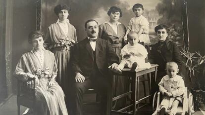 Javier Elola, rodeado de su familia, en 1914.