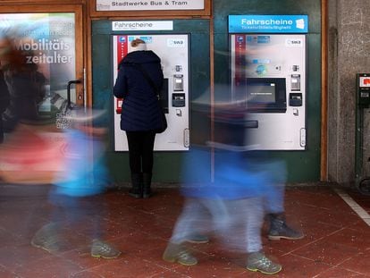 Una máquina de venta de billetes en Augsburgo, Alemania.