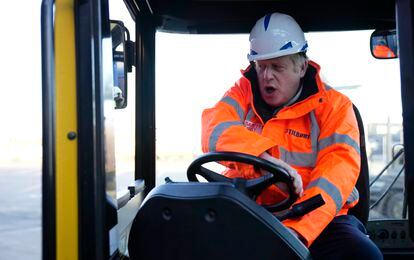 Boris Johnson conducía una carretilla elevadora en su visita al puerto de Tilbury, al este de Londres, el día de la publicación del informe oficial de Downing Street sobre las fiestas celebradas en plena pandemia y en las que participó Boris Johnson, el 31 de enero de 2022.
