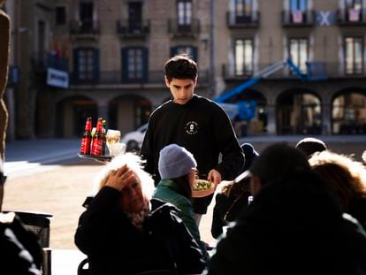 Un camarero atiende las mesas en la Plaza Mayor de Vic (Barcelona), este lunes.