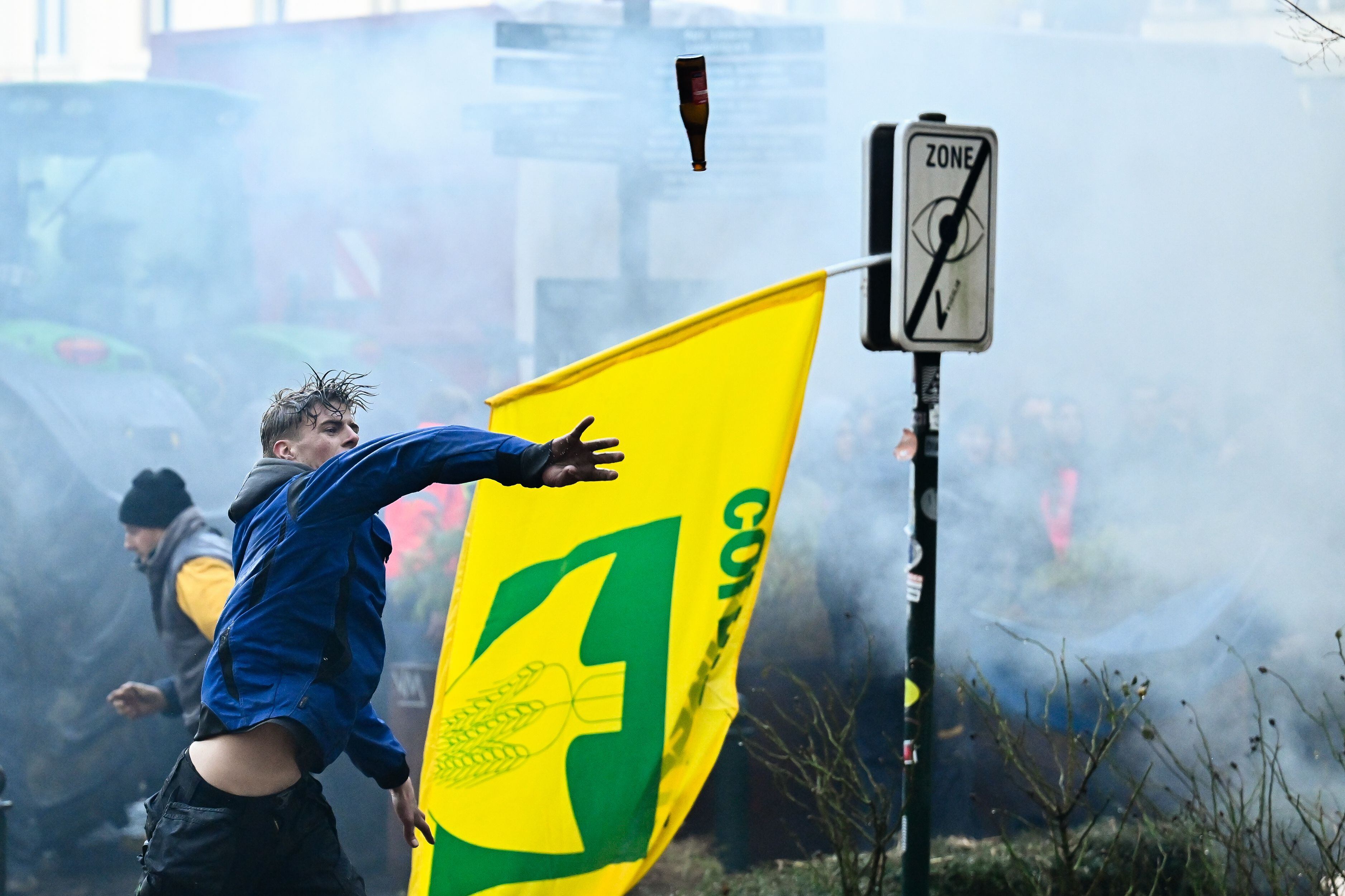 Un manifestante lanza una botella a la policía durante la protesta de agricultores, este jueves en Bruselas. 