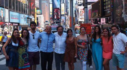 Baltar (cuarto por la izquierda) y Pérez (quinta por la derecha) en Times Square con el equipo de 'Vilamor'