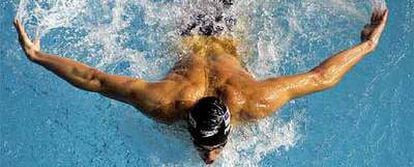 Michael Phelps, camino del oro y de una nueva plusmarca mundial en los 200 metros mariposa.