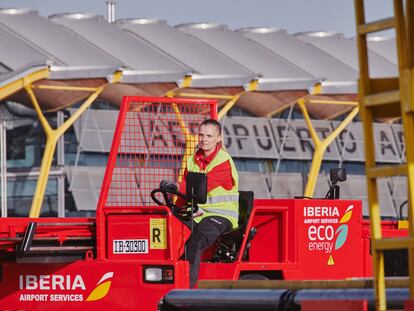 Una empleada de Iberia Airport Services.