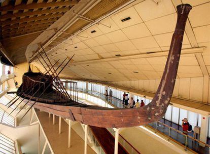 La primera barca solar de Keops puede verse en el Museo del Barco. Si el proyecto de excavación y reconstrucción de los restos de la segunda embarcación culmina con éxito, el resultado será muy similar a este.