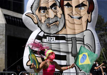 An inflatable doll exhibited this Sunday at the São Paulo march which shows Bolsonaro hugging Lula. 