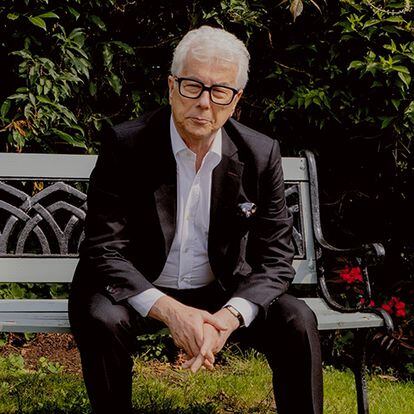 25/09/2023 - Reportaje perfil con el escritor Ken Follet en su casa de Londres - ©Manuel Vázquez    ----PIEFOTO----    El escritor británico, en el jardín de su casa, en Knebworth, a algo más de media hora al norte de Londres.