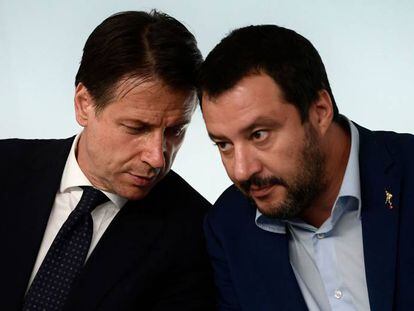 El primer ministro italiano Giuseppe Conte, izquierda, en una imagen de archivo junto al l&iacute;der de la Liga, Matteo Salvini. 
