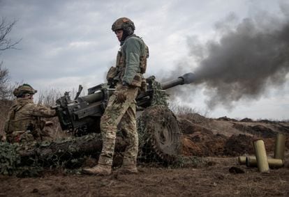 Voluntarios ucranios realizan ejercicios de contraataque para unirse al Ejército en el frente de Bajmut (Ucrania).