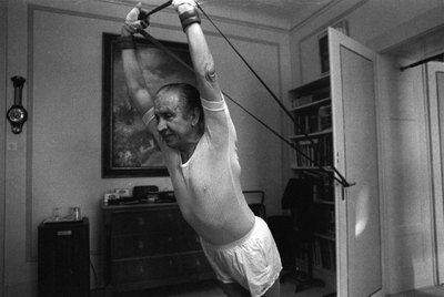 Samaranch, haciendo gimnasia en el hotel de Lausana en el que vivía en 1990.