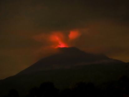 El volcán Popocatépetl en una de sus explosiones en mayo de 2023.