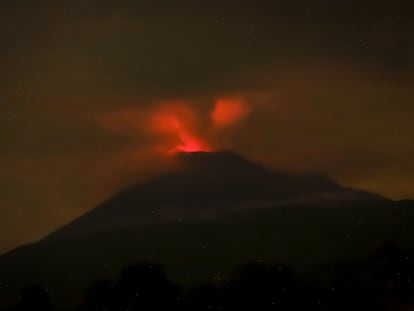 El volcán Popocatépetl en una de sus explosiones en mayo de 2023.