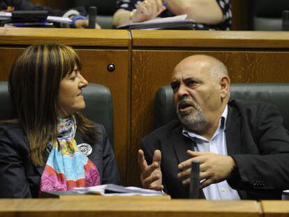 La consejera Idoia Mendia escucha al portavoz socialista Jos&eacute; Antonio Pastor.