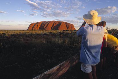El Uluru (Ayers Rock), en Australia, recibe 400.000 visitantes cada año.