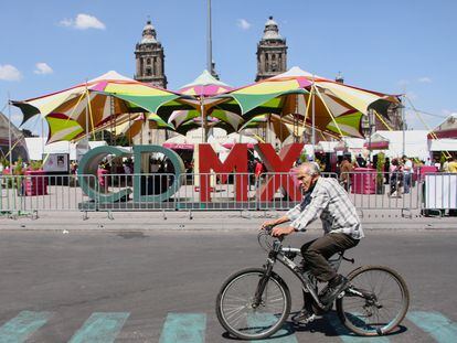 Un hombre pasa en bicicleta frente al Zócalo, en Ciudad de México, en octubre de este año.