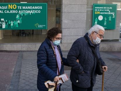 Publicidad en una sucursal de Eurocaja Rural en Madrid para atraer clientes mayores excluidos financieramente.