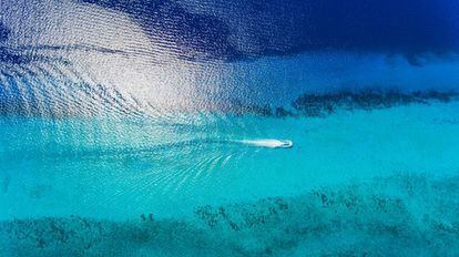 Un bote navega sobre el arrecife Palancar, uno de los mas grandes del mundo, en la Isla de Cozumel (México). La Comisión Nacional de Áreas Naturales Protegidas de México ha decidido suspender parcial y temporalmente las actividades turísticas y recreativas en una parte del Parque Nacional Arrecifes de Cozumel para proteger los corales.