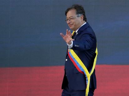 El presidente de Colombia, Gustavo Petro, saluda luego de pronunciar su discurso de investidura.