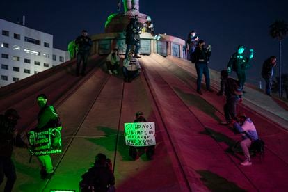 Con una marcha silenciosa que concluyó en la Fiscalía de Baja California, periodistas y ciudadanos protestaron en Tijuana.